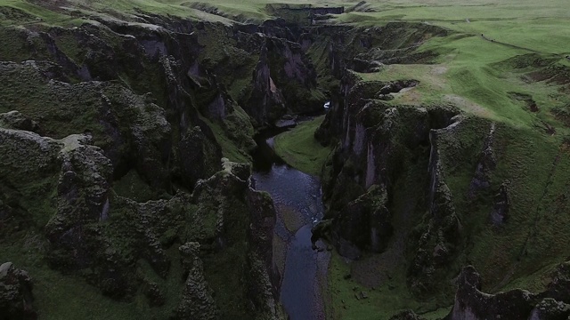 Fjadrargljufur峡谷鸟瞰图视频素材