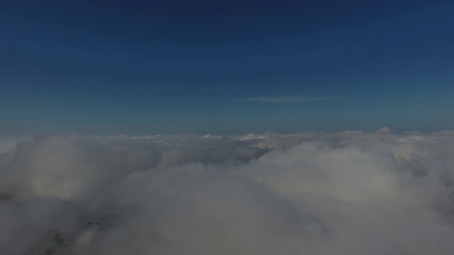 在美丽的云中飞过高山。鸟瞰图。视频素材