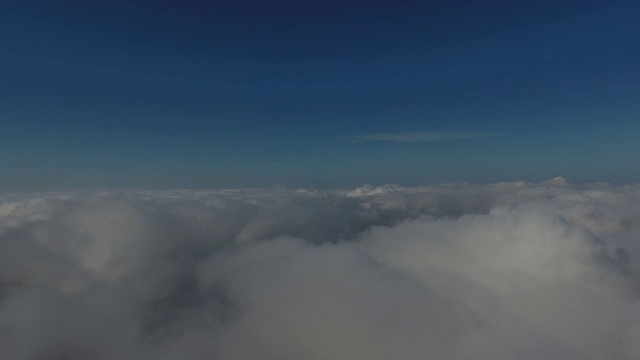 在美丽的云中飞过高山。鸟瞰图。视频素材