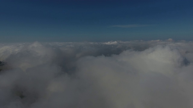 在美丽的云中飞过高山。鸟瞰图。视频素材