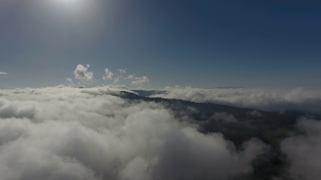 在美丽的云中飞过高山。鸟瞰图。视频素材