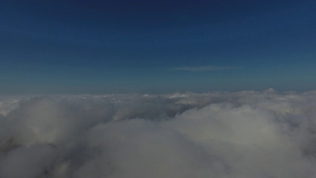 在美丽的云中飞过高山。鸟瞰图。视频素材