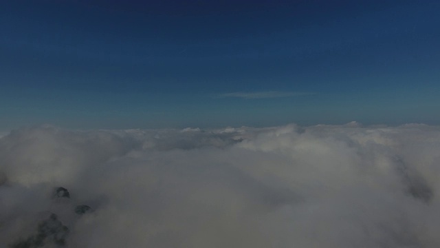 在美丽的云中飞过高山。鸟瞰图。视频素材