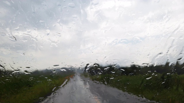 雨点落在挡风玻璃上视频素材