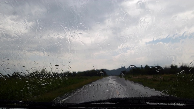 雨点落在挡风玻璃上视频素材