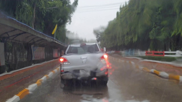 雨点落在挡风玻璃上视频素材