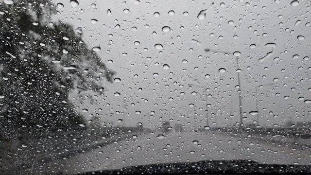 雨点落在挡风玻璃上视频素材