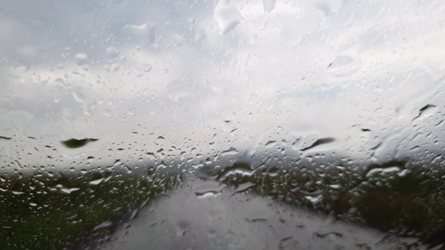 雨点落在挡风玻璃上视频素材