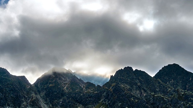 乌云快速移动在岩石高山的山峰时间流逝视频素材