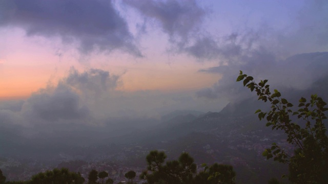 风景秀丽，云雾缭绕，山间黄昏。视频素材