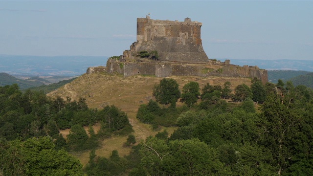 Murol, Puy de Dome，法国奥弗涅。这座中世纪堡垒建于12世纪视频素材