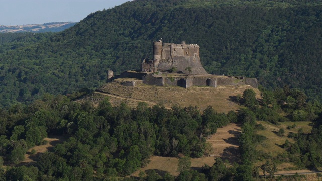 Murol, Puy de Dome，法国奥弗涅。这座中世纪堡垒建于12世纪视频素材