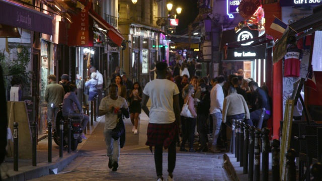 巴黎大街上有酒吧和餐馆，夜晚视频素材画面1