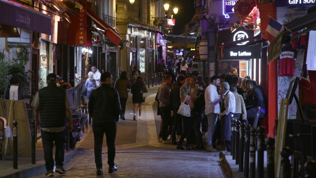 巴黎大街上有酒吧和餐馆，夜晚视频素材画面2