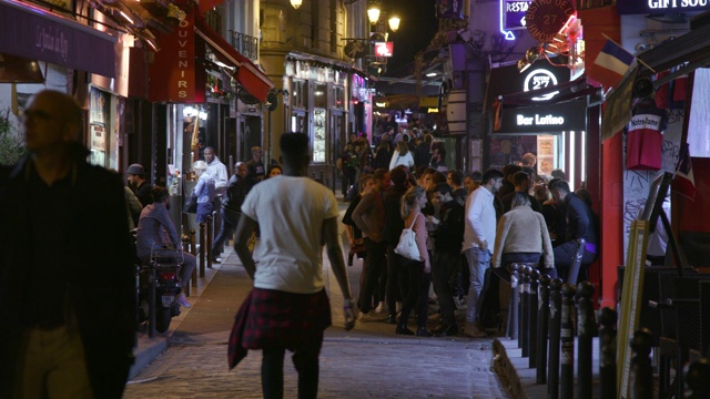 巴黎大街上有酒吧和餐馆，夜晚视频素材画面4