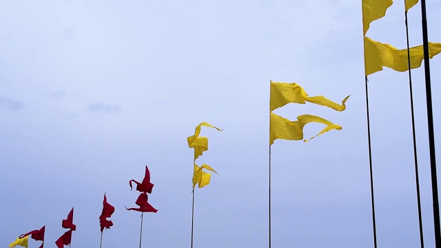 在夏季节日期间，在天空背景的旗杆上飘扬五颜六色的横幅视频素材画面4