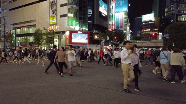 4K行人在日本东京涉谷十字路口行走。视频素材