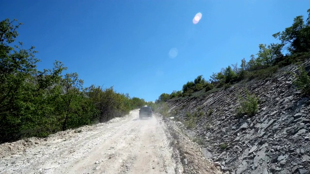 吉普车驾驶4x4越野山顶娱乐POV。高山乡村公路，SUV跑车视频素材