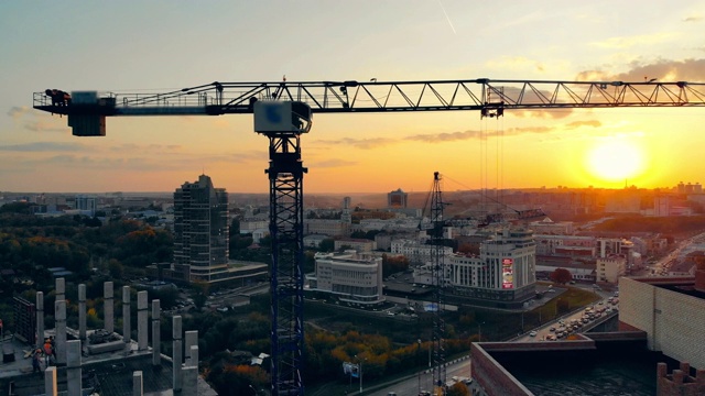 夕阳下的城市建筑工地视频素材