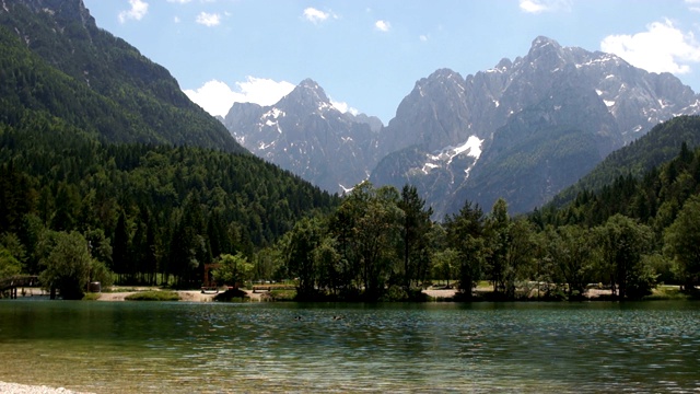 美丽的风景，一个山湖在克罗地亚。蓝绿色透明的水和波浪映衬着白雪覆盖的山峰。旅游的概念视频素材