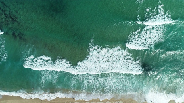 海滩和大海里的巨浪视频素材