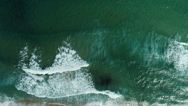 大海里波涛汹涌视频素材