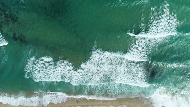 大海和海滩上的大浪视频素材