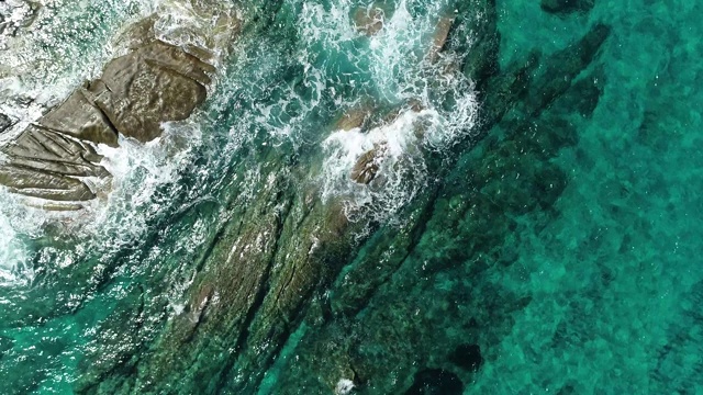 无人机拍摄海浪撞击岩石视频素材