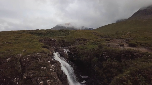 鸟瞰图瀑布进入山峰。苏格兰高地视频素材