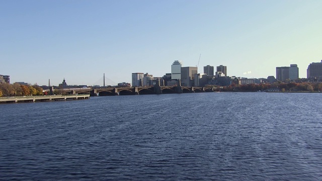 鸟瞰查尔斯河上的朗费罗大桥，以现代城市景观为背景，波士顿，马萨诸塞州，美国视频素材