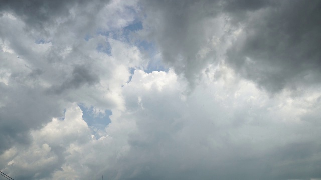 在雷雨云之间看得见雨。天空中乌云密布，阳光灿烂。4 k的视频视频素材