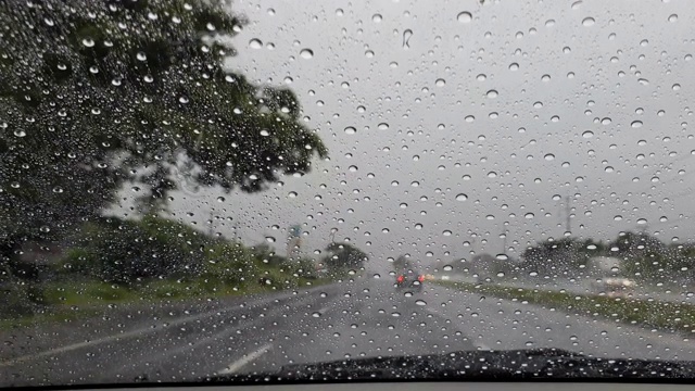 开车时，雨点落在挡风玻璃上。视频素材