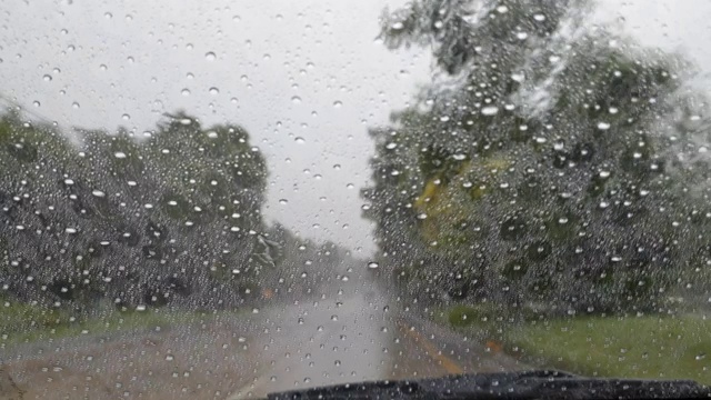 开车时，雨点落在挡风玻璃上。视频素材