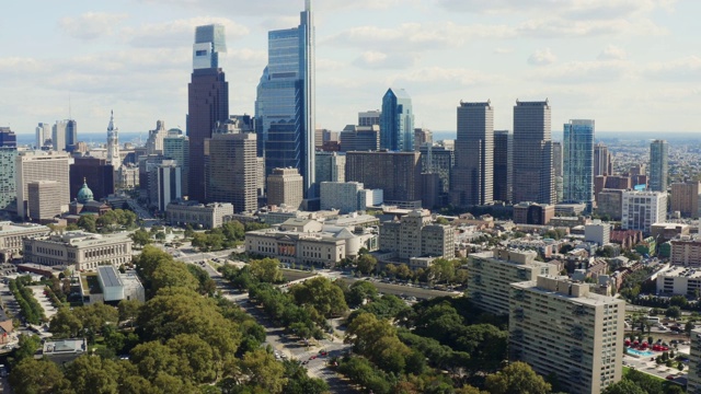 费城市区的空中图，白天的城市景观视频素材