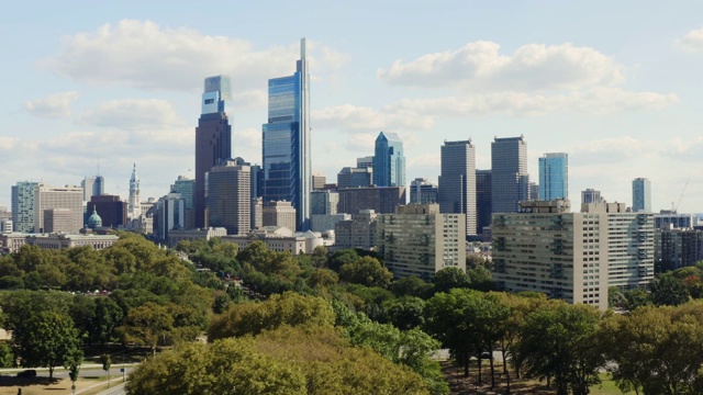 费城市区的空中图，白天的城市景观视频素材