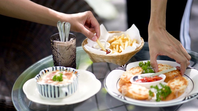 家庭餐厅为户外聚会提供食物和零食视频素材