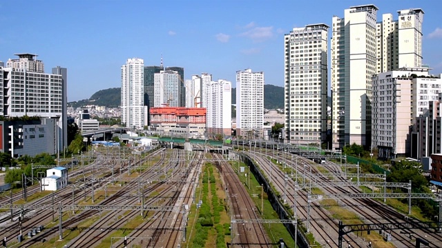 韩国首尔龙山站，一列火车从铁路上驶过。视频素材