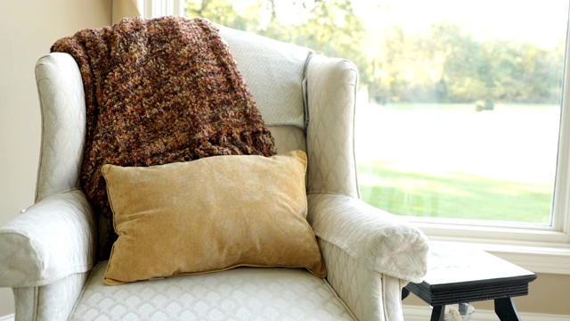 双手伸出黄色枕头视频素材画面2