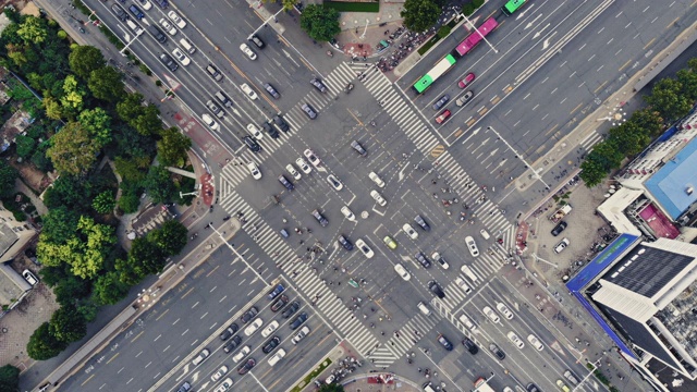 T/L WS HA无人机在白天的城市街道十字路口视角视频素材