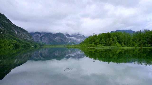 早晨的阿尔姆西湖，上奥地利的阿尔姆西湖视频素材