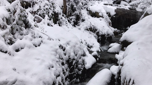 土耳其Rize Ayder高原，雪下岩石间的溪流。视频素材