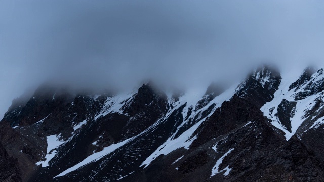 吉尔吉斯斯坦高雪峰的云移动的时间间隔视频素材