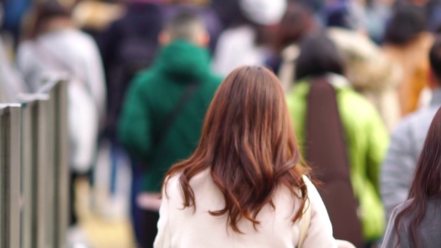 在日本大阪梅田，人们正在走人行横道视频素材画面1