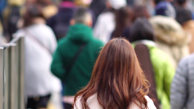 在日本大阪梅田，人们正在走人行横道视频素材画面2