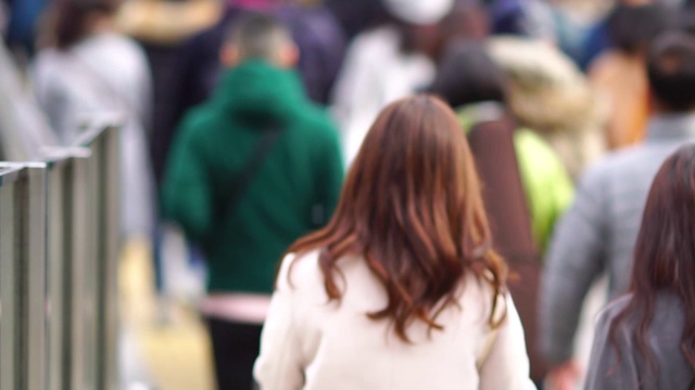在日本大阪梅田，人们正在走人行横道视频素材画面3