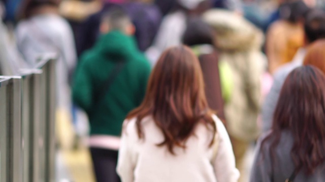 在日本大阪梅田，人们正在走人行横道视频素材画面4