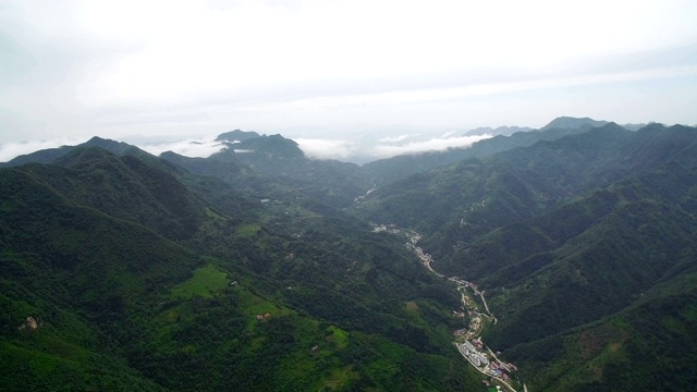 秦岭山村鸟瞰图，陕西，中国。视频素材