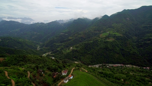 秦岭山村鸟瞰图，陕西，中国。视频素材