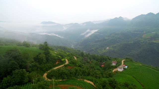 秦岭山村鸟瞰图，陕西，中国。视频素材