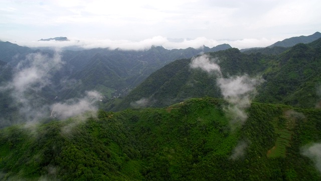 秦岭山村鸟瞰图，陕西，中国。视频素材